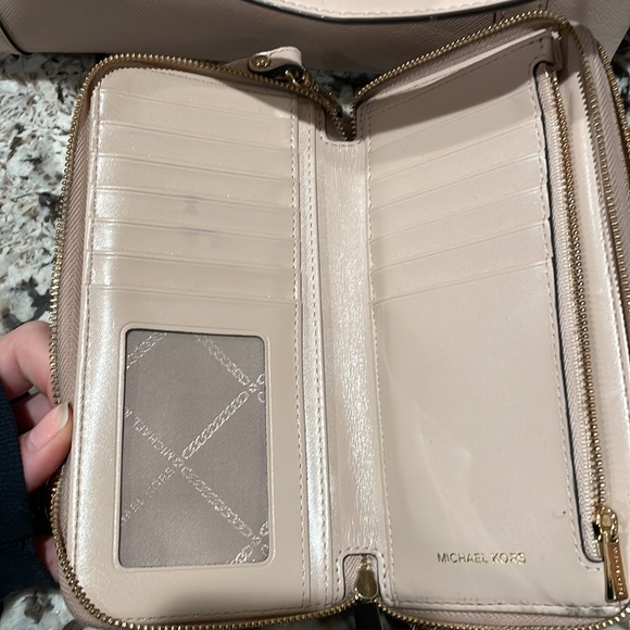 Micheal Kors Saffiano Leather Continental Wallet - Picture 3 of 6